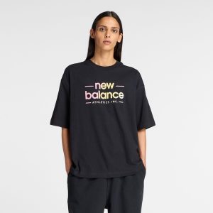 Koszulka damska New Balance WT53916BK – czarna. Czarne bluzki New Balance, m, bez wzorów, z bawełny, klasyczne, bez kołnierzyka, bez ramiączek. Za 169,99 zł.