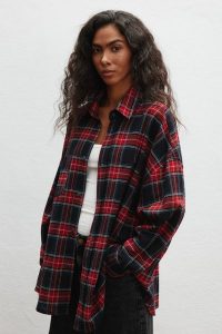 Koszula typu oversize w kratę CZERWONĄ - RENO 9361-S/M. Czerwone koszule Marsala, m, bez wzorów, z bawełny, bez kołnierzyka, bez ramiączek. Za 329,90 zł.