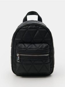 Pikowany plecak z imitacji skóry - czarny. Czarne plecaki Sinsay. Za 59,99 zł.
