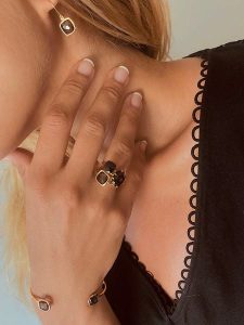 Les Petites Précieuses Pozłacany pierścionek z kwarcem rozmiar: 58. Brązowe pierścionki Les Petites Précieuses, z kwarcem, pozłacane. Za 126,99 zł.