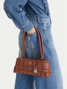 Guess Torebka HWWG80 72080 Brązowy. Brązowe torebki klasyczne Guess, z aplikacjami, ze skóry, bez dodatków. Za 369,99 zł.