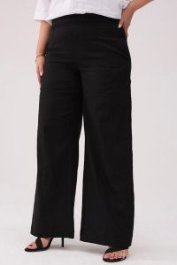 Spodnie z lnu w czarnym kolorze z szerokimi nogawkami PLUS SIZE OVERSIZE XXL. Czarne spodnie z wysokim stanem Moda Size Plus Iwanek, bez wzorów, ze lnu, krótkie. W wyprzedaży za 139,90 zł.