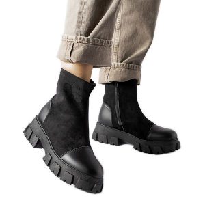 Czarne workery eko-zamsz z bieżnikiem Milo B026-17 Black. Czarne botki bez wzorów, z zamszu, z okrągłym noskiem, przed kolano, bez obcasa, na platformie, bez zapięcia. Za 118,82 zł.