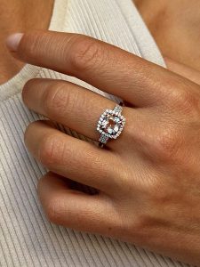 Les Petites Précieuses Pozłacany pierścionek z kamieniami szlachetnymi rozmiar: 56. Różowe pierścionki Les Petites Précieuses, z cyrkonią, pozłacane. Za 376,85 zł.