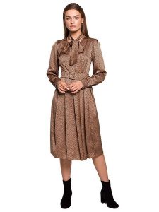 Stylove Sukienka w kolorze jasnobrązowym rozmiar: S. Brązowe sukienki Stylove, s, bez wzorów, z tkaniny, bez kołnierzyka, bez ramiączek, midi. Za 163,26 zł.