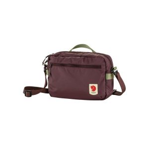 Saszetka Fjallraven High Coast Crossbody - blackberry. Czerwone nerki i saszetki Fjällräven, bez wzorów. Za 339,00 zł.