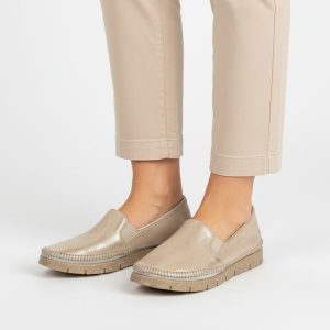 Półbuty damskie Maciejka, cholewka ze skóry naturalnej metalizowanej wsuwany fason elastyczne wstawki po bokach widoczne przeszycia wokół noska, złot. Żółte półbuty Maciejka, bez wzorów, ze skóry, bez obcasa, na płaskiej podeszwie, bez zapięcia. Za 299,00 zł.