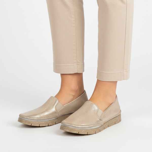 Półbuty damskie Maciejka, cholewka ze skóry naturalnej metalizowanej wsuwany fason elastyczne wstawki po bokach widoczne przeszycia wokół noska, złot. Żółte półbuty Maciejka, bez wzorów, z jeansu, bez obcasa, na płaskiej podeszwie, bez zapięcia. Za 269,90 zł.