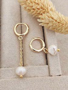 Luja Bijoux Pozłacane kolczyki-kreole z perłami rozmiar: onesize. Białe kolczyki Luja Bijoux, z perłą, pozłacane. Za 68,45 zł.