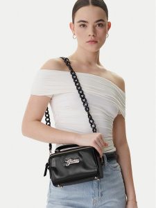 Guess Torebka J6RZ03 WH8M0 Czarny. Czarne torebki klasyczne Guess, z aplikacjami, ze skóry, bez dodatków. Za 269,99 zł.