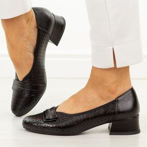 Czarne czółenka damskie na obcasie Jezzi Asa279-2. Czarne czółenka Jezzi, z aplikacjami, ze skóry, z okrągłym noskiem, bez obcasa, na obcasie, bez zapięcia. Za 199,00 zł.