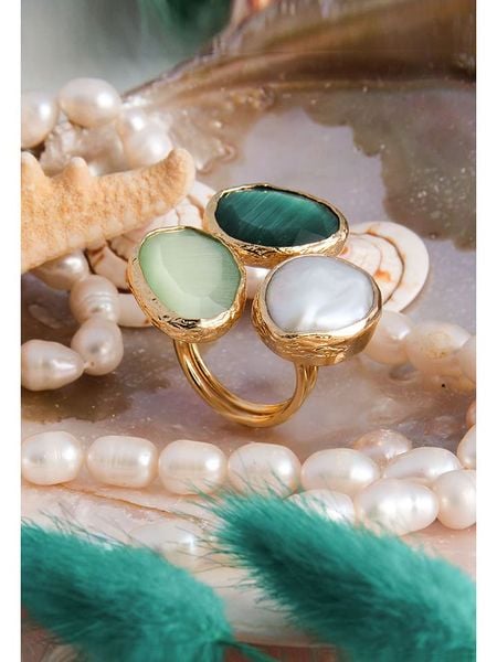 Pierres delicates Pozłacany pierścionek z masą perłową i tygrysim okiem rozmiar: onesize. Białe pierścionki Pierres delicates, z perłą, pozłacane. Za 109,00 zł.