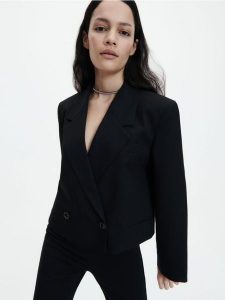 Krótki żakiet - czarny. Czarne marynarki i żakiety Reserved, bez wzorów, z tkaniny. W wyprzedaży za 99,99 zł.