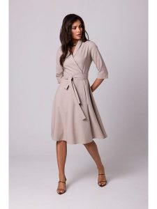 Be Wear Sukienka w kolorze beżowym rozmiar: M. Brązowe sukienki Be Wear, m, bez wzorów, z tkaniny, bez kołnierzyka, bez ramiączek, midi, rozkloszowane. Za 285,49 zł.
