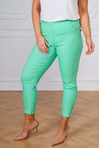 Miętowe spodnie chinosy Nina z zamkami 7/8 PLUS SIZE XXL WIOSNA. Zielone chinosy Nasi partnerzy, bez wzorów, z elastanu, krótkie. Za 159,90 zł.