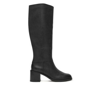 Kozaki Clarks. Czarne kozaki Clarks, bez wzorów, bez obcasa, na słupku, bez zapięcia. Za 699,99 zł.