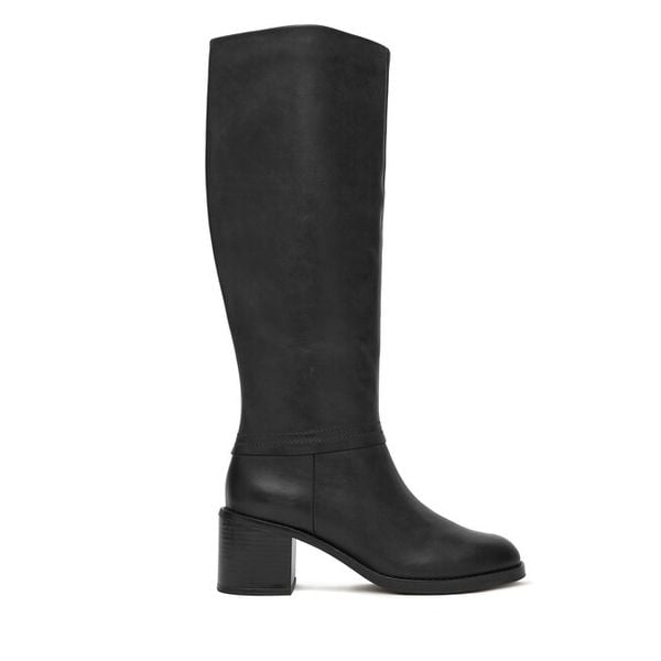 Kozaki Clarks. Czarne kozaki Clarks, bez wzorów, bez obcasa, na słupku, bez zapięcia. Za 699,99 zł.