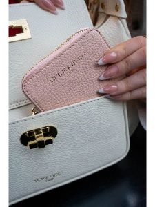 Victor & Hugo Paris Skórzany portfel "Riley" w kolorze jasnoróżowym - 15 x 10 x 3 cm rozmiar: onesize. Różowe portfele Victor & Hugo Paris, bez wzorów, z materiału. Za 108,99 zł.