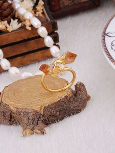 Pierres delicates Pozłacany pierścionek z cytrynami rozmiar: onesize. Pomarańczowe pierścionki Pierres delicates, z cytrynem, pozłacane. Za 21,99 zł.