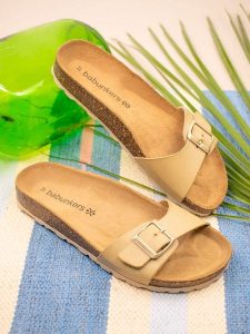 BABUNKERS Family Klapki w kolorze beżowym rozmiar: 39. Brązowe klapki BABUNKERS Family, bez wzorów, z otwartym noskiem, bez obcasa. Za 130,99 zł.