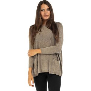 Sweter w kolorze szarobrązowym. Brązowe swetry oversize marki Kaszmirowa klasyka, z asymetrycznym kołnierzem. W wyprzedaży za 149,95 zł.