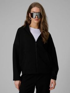 4F Bluza dresowa regular z kapturem damska - czarna XS. Czarne bluzy 4f, xs, bez wzorów, z dresówki, z kapturem. Za 199,99 zł.
