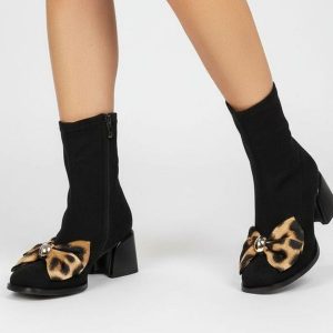 Botki damskie S. Barski, na klocku z materiałową cholewką za kostkę z kokardą w panterkę, czarne, JC52-827. Czarne botki S.BARSKI, z aplikacjami, z materiału, za kostkę, bez obcasa, na obcasie, bez zapięcia. Za 220,99 zł.