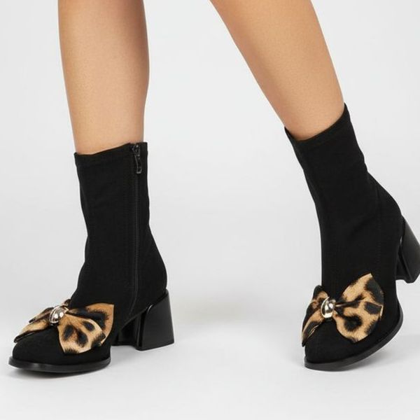 Botki damskie S. Barski, na klocku z materiałową cholewką za kostkę z kokardą w panterkę, czarne, JC52-827. Czarne botki S.BARSKI, z aplikacjami, z materiału, za kostkę, bez obcasa, na obcasie, bez zapięcia. Za 209,00 zł.