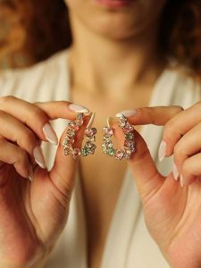 Pierres de Jade Pozłacane kolczyki-wkrętki z cyrkoniami rozmiar: onesize. Różowe kolczyki Pierres de Jade, z cyrkonią, pozłacane. Za 60,99 zł.