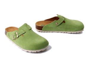 DR. BRINKMANN 600154-71 hellgrun, klapki damskie. Zielone klapki Dr. Brinkmann, bez wzorów, ze skóry, bez obcasa. Za 284,90 zł.