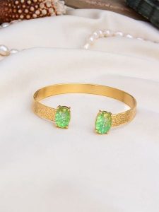 Pierres de Jade Pozłacana bransoletka z cyrkoniami rozmiar: onesize. Zielone bransoletki Pierres de Jade, z cyrkonią, pozłacane. Za 53,91 zł.