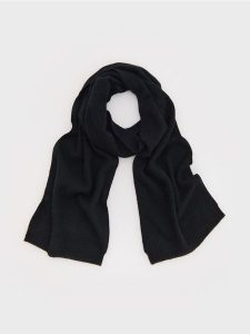 Wełniany szal z kaszmirem - czarny. Czarne szaliki Reserved, bez wzorów, z kaszmiru. W wyprzedaży za 139,99 zł.