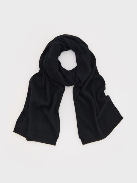 Wełniany szal z kaszmirem - czarny. Czarne szaliki Reserved, bez wzorów, z kaszmiru. W wyprzedaży za 139,99 zł.