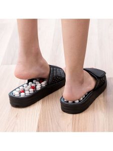 InnovaGoods Klapki w kolorze czarnym do akupresury rozmiar: L. Czarne klapki InnovaGoods, bez wzorów, bez obcasa. Za 52,99 zł.