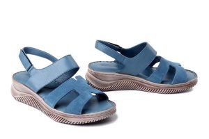 ARTIKER RELAKS 58C2015 niebieski, sandały damskie. Niebieskie sandały Artiker Relaks, bez wzorów, ze skóry, bez obcasa, na koturnie, bez zapięcia. Za 229,90 zł.