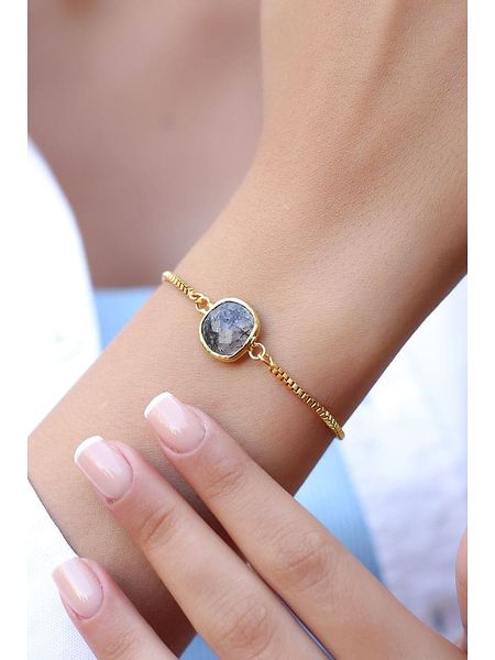 L'Atelier de Gaia Pozłacana bransoletka z kamieniem ozdobnym rozmiar: onesize. Czarne bransoletki L'Atelier de Gaia, pozłacane. Za 61,60 zł.