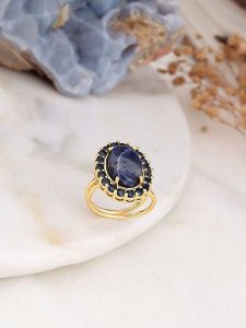 L'Atelier de Gaia Pozłacany pierścionek z szafirem i cyrkoniami rozmiar: onesize. Niebieskie pierścionki L'Atelier de Gaia, z cyrkonią, pozłacane. Za 96,60 zł.