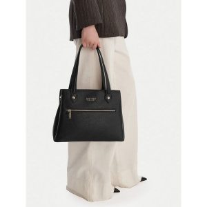 Torebka Nine West. Czarne kuferki Nine West, bez wzorów, bez dodatków. Za 249,99 zł.