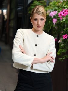 Krótki żakiet - kremowy. Białe marynarki i żakiety Sinsay, l, bez wzorów, z materiału. Za 79,99 zł.