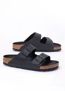 Klapki unisex czarne Birkenstock Arizona BF. Czarne klapki Birkenstock, bez wzorów, z materiału, bez obcasa. W wyprzedaży za 337,99 zł.