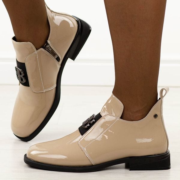 Beżowe lakierowane skórzane botki damskie Filippo Dbt4763/25. Brązowe botki Filippo, na jesień, z aplikacjami, z jeansu, z okrągłym noskiem, bez obcasa, na obcasie, bez zapięcia. Za 319,00 zł.