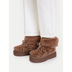 Śniegowce Roxy. Brązowe buty zimowe Roxy, bez obcasa, bez zapięcia. Za 279,99 zł.