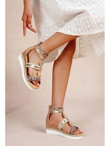 Foreverfolie Sandały w kolorze jasnobrązowym na koturnie rozmiar: 37. Brązowe sandały Foreverfolie, bez wzorów, z otwartym noskiem, bez obcasa, na koturnie, bez zapięcia. Za 130,99 zł.