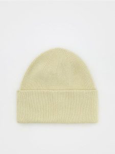 Czapka beanie z wiskozą - jasnozielony. Zielone czapki Reserved, bez wzorów, z wiskozy. W wyprzedaży za 19,99 zł.