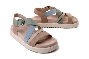 Rieker V5663-60 beige, sandały damskie. Brązowe sandały Rieker, bez wzorów, ze skóry ekologicznej, bez obcasa, bez zapięcia. Za 329,90 zł.