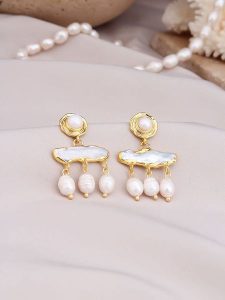 Pierres delicates Pozłacane kolczyki-wkrętki z masą perłową rozmiar: onesize. Białe kolczyki Pierres delicates, z perłą, pozłacane. Za 96,37 zł.