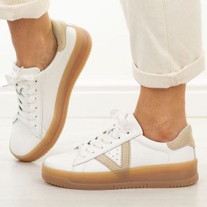 Białe skórzane półbuty damskie Vinceza 79597. Białe półbuty VINCEZA, na jesień, bez wzorów, z jeansu, z okrągłym noskiem, bez obcasa, na płaskiej podeszwie, bez zapięcia. Za 239,00 zł.