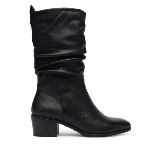 Botki Tamaris. Czarne botki Tamaris, bez wzorów, bez obcasa, na słupku, bez zapięcia. Za 359,99 zł.