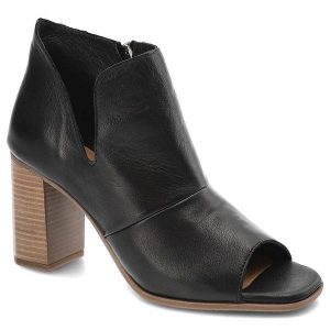 Czarne Sandały Venezia Stylowe Skórzane Buty. Czarne sandały Venezia, bez wzorów, ze skóry, z otwartym noskiem, bez obcasa, na obcasie, bez zapięcia. Za 245,00 zł.