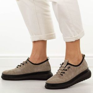 Fango ażurowane skórzane półbuty damskie Jezzi 135. Brązowe półbuty Jezzi, na jesień, bez wzorów, z jeansu, z okrągłym noskiem, bez obcasa, na platformie, bez zapięcia. Za 239,00 zł.